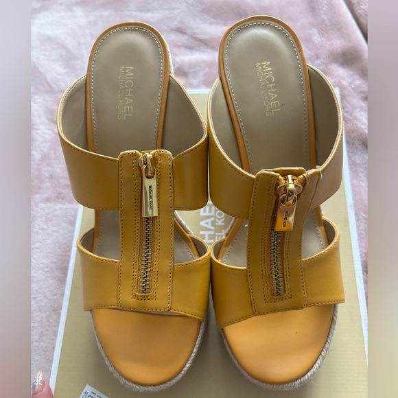 MICHAEL KORS Bradley Mule Sandals Wedge NEW IN BOX ⭐️✨ - Picture 1 of 5